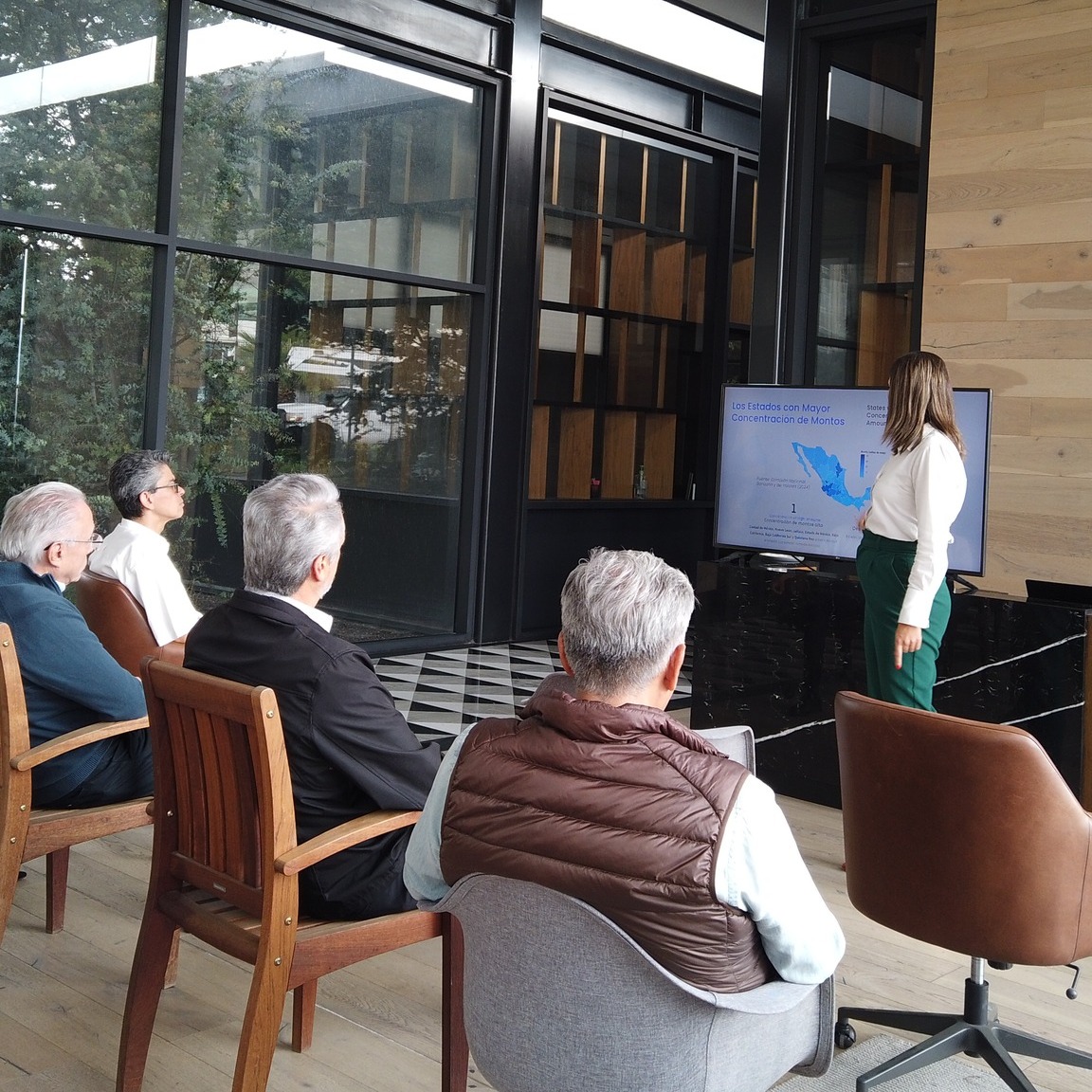 Equipo de Teseo Data Lab en presentación de inteligencia de datos