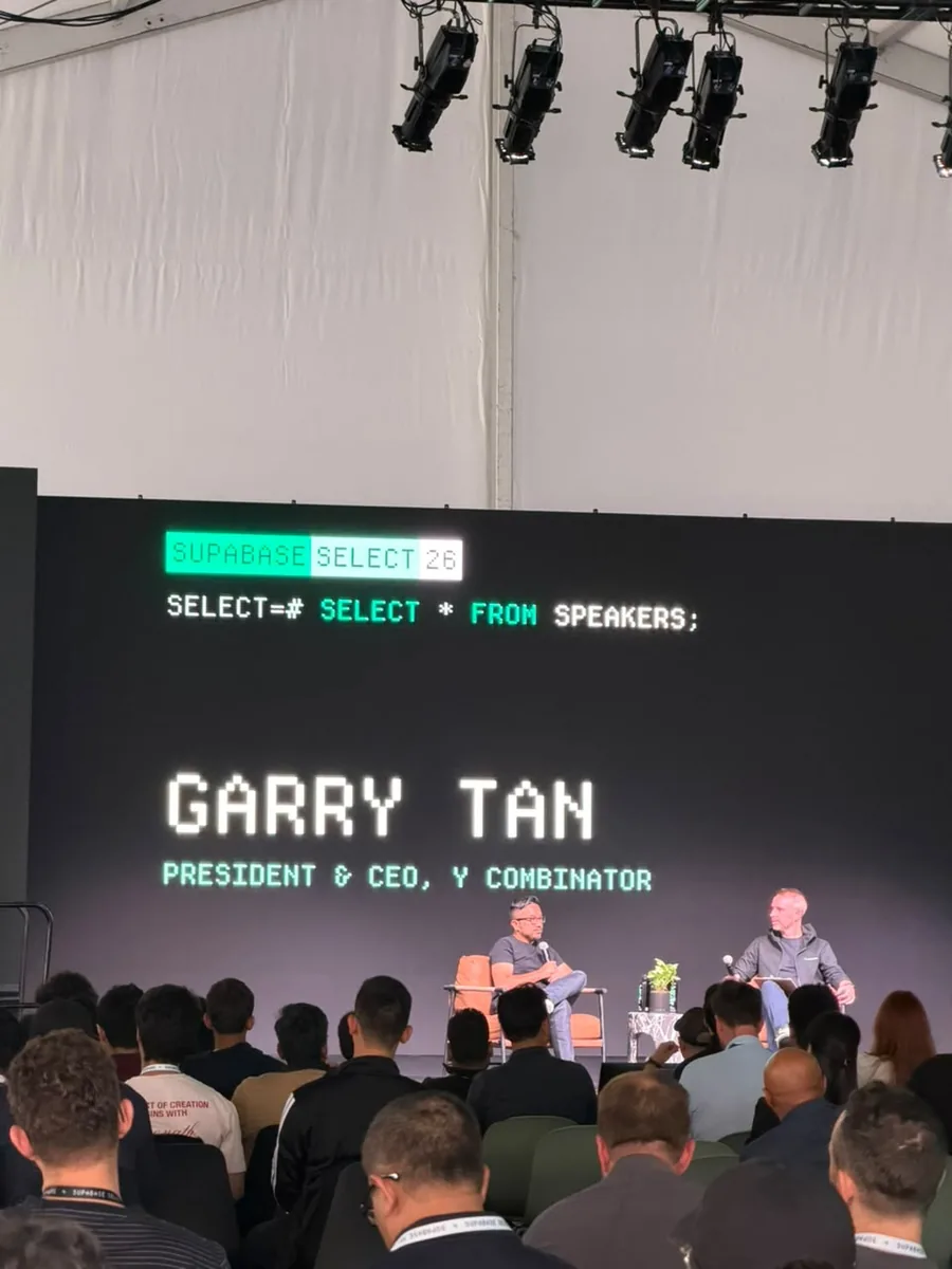 Garry Tan, presidente y CEO de Y Combinator, en conversación con Paul Copplestone en Supabase Select 2026